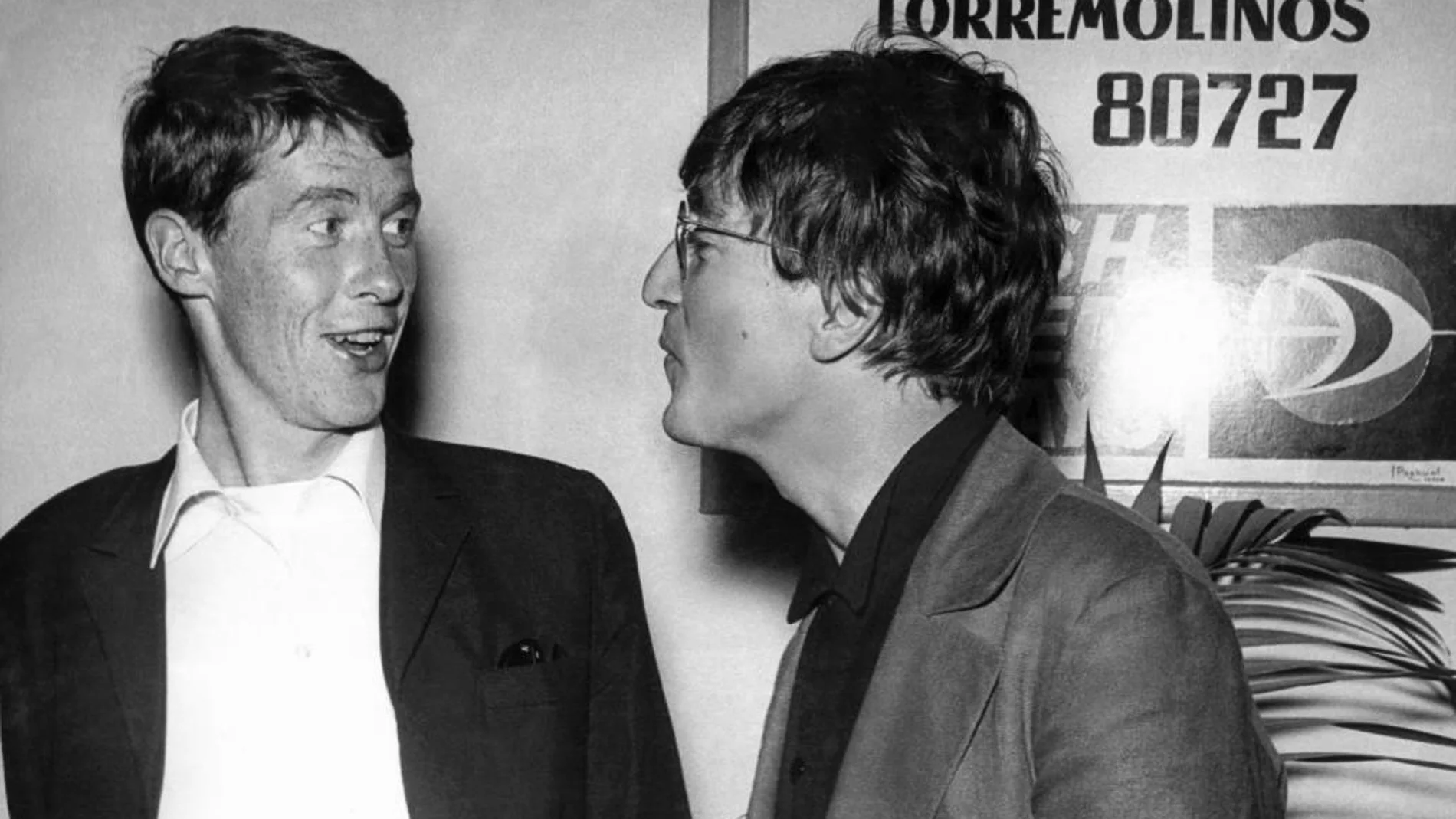 John Lennon, con Michael Crawford, en 1966 en el aeropuerto de Málaga