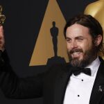 Casey Affleck posa con el Oscar al Mejor Actor