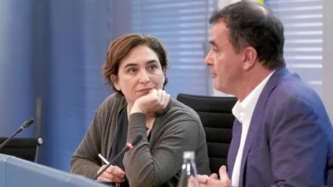 Colau no dudó en hacese la foto con Bosch mientras negocia con el PSC