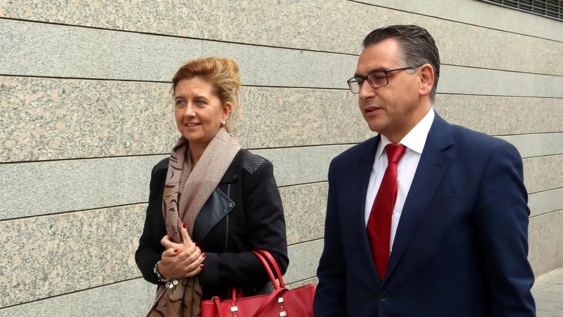 La exconsejera de Economía, Begoña Hernández, a la salida de los juzgados de Valladolid, acompañada por su letrado