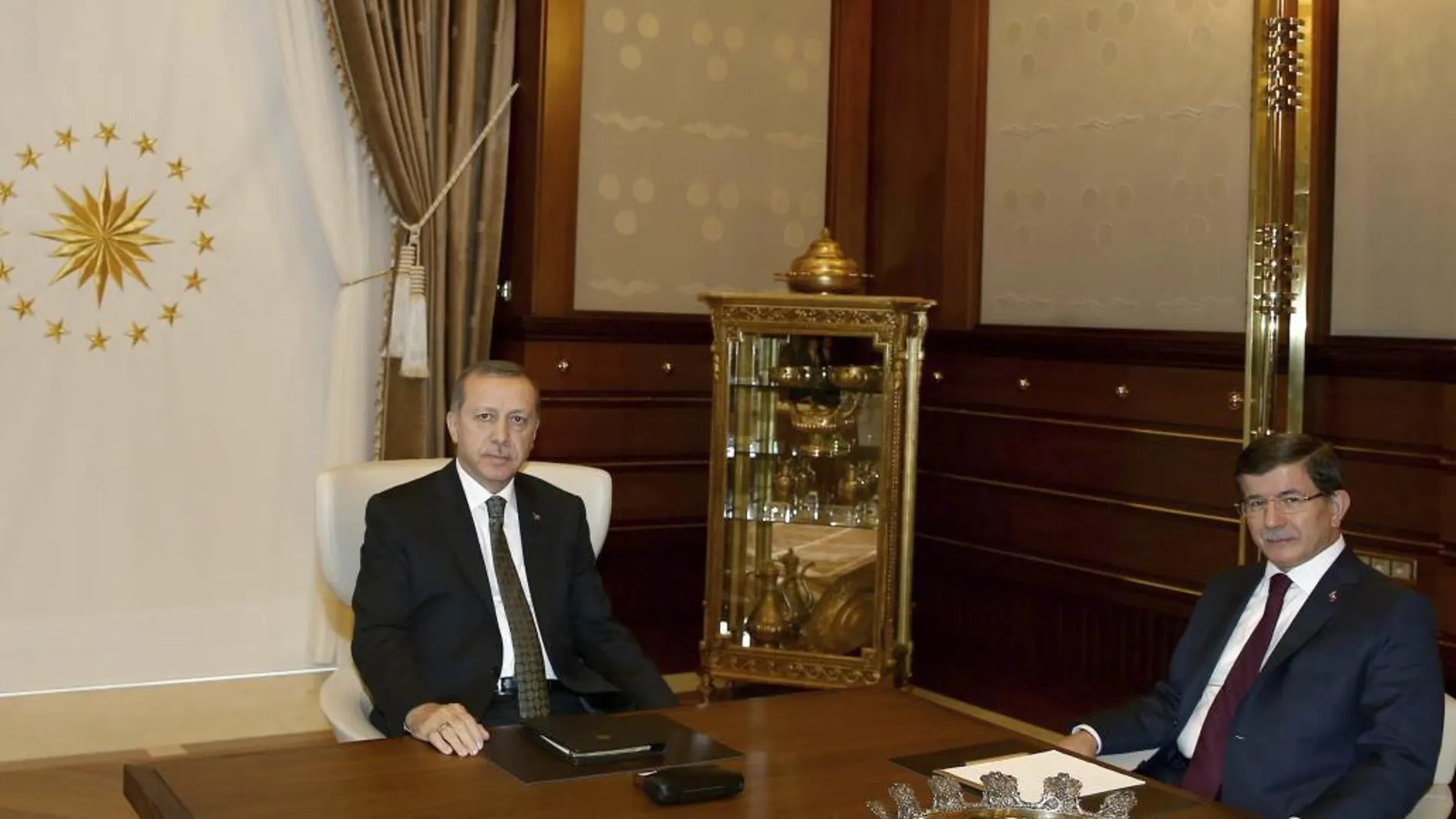 Fotografía facilitada por el gabinete de prensa presidencial turco que muestra al presidente turco, Recep Tayyip Erdogan (i), y su primer ministro, el pasado 20 de agosto