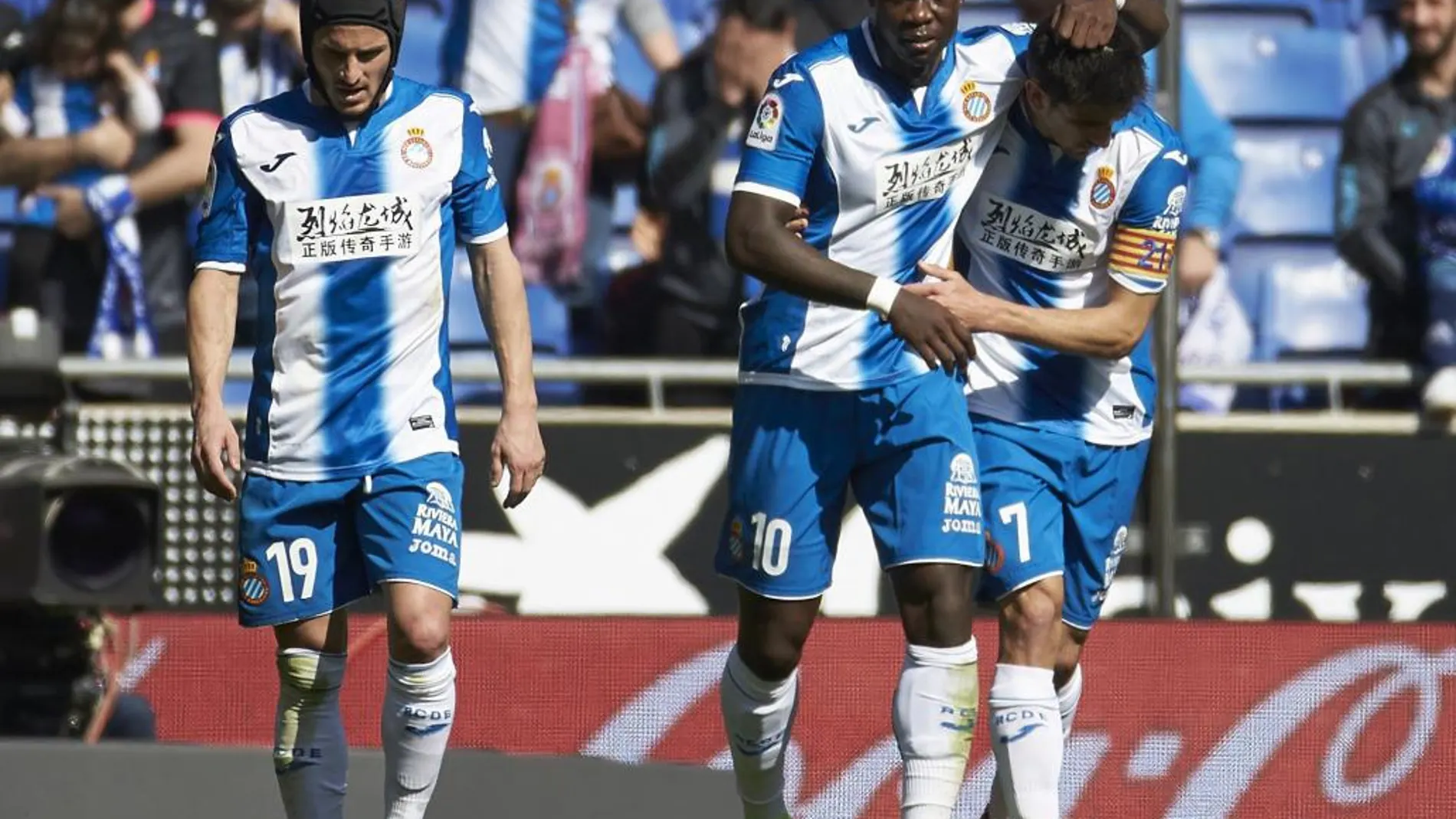 El delantero ecuatoriano del Espanyol Felipe Caicedo celebra su gol ante Osasuna con sus compañeros Pablo Piatti y Gerard Moreno