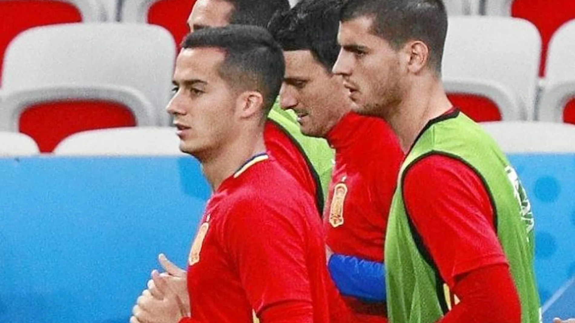 Lucas Vázquez, pensativo durante una parte del entrenamiento que la Selección española llevó a cabo ayer en Niza, donde hoy se mide a Turquía en la segunda jornada del Grupo D