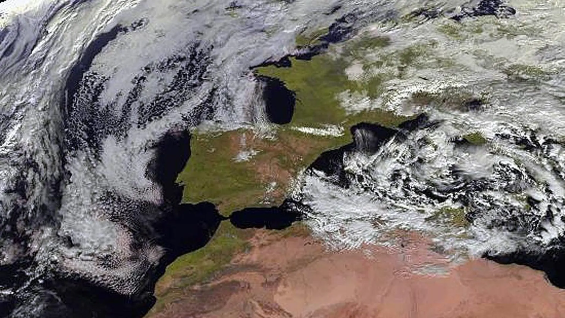Imagen tomada por el satélite Meteosat que prevé para mañana nevadas en cotas muy bajas, viento, descenso de temperaturas y heladas.