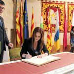 La presidenta de las Cortes, Silvia Clemente, firma el libro del Parlamento Valenciano, antes de participar en el Coprepa