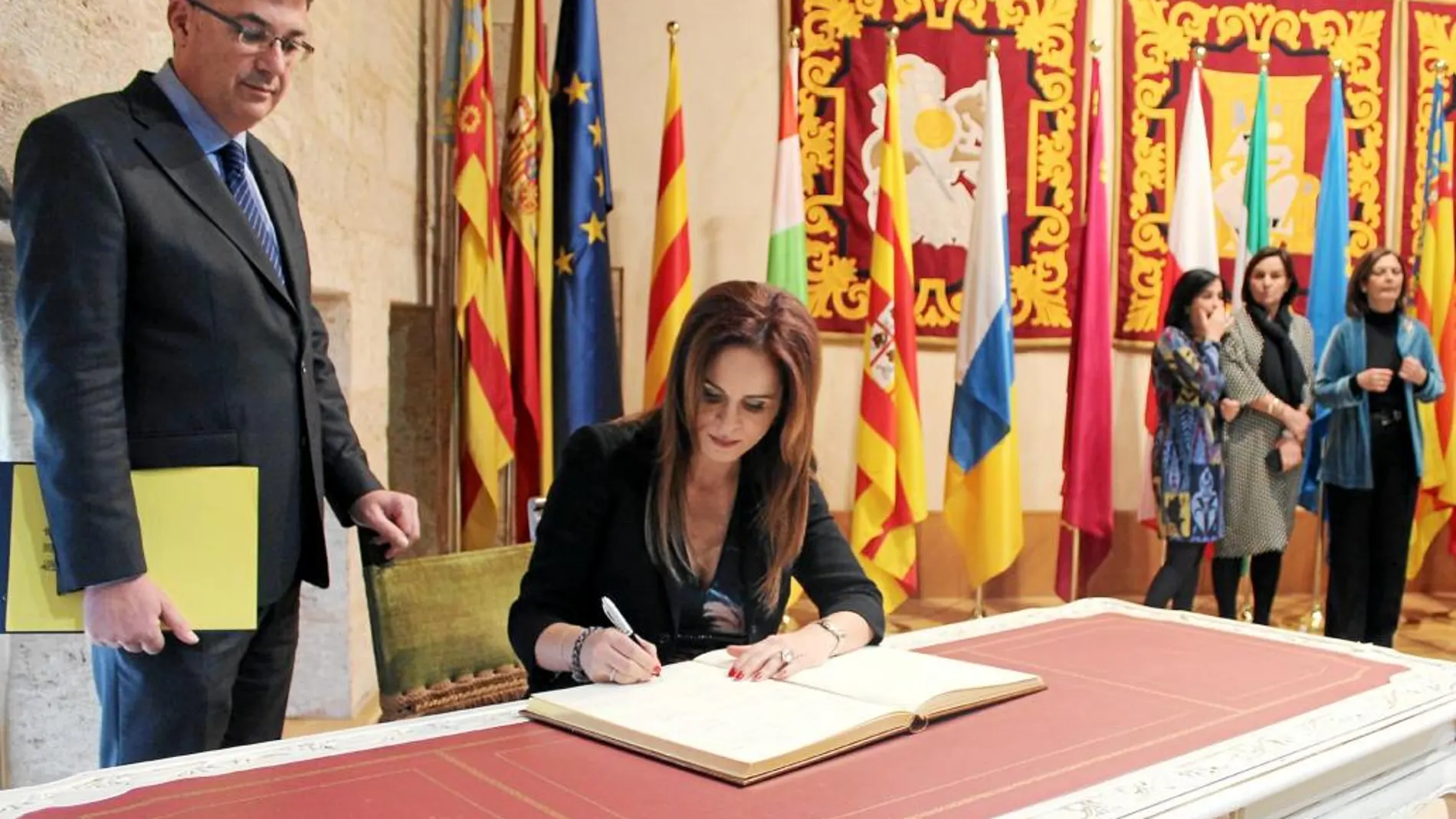 La presidenta de las Cortes, Silvia Clemente, firma el libro del Parlamento Valenciano, antes de participar en el Coprepa