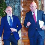 Jesús Julio Carnero y Víctor Caramanzana conversan momentos antes de comparecer ante la prensa