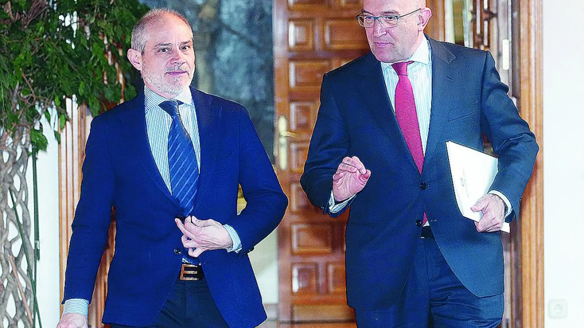 Jesús Julio Carnero y Víctor Caramanzana conversan momentos antes de comparecer ante la prensa