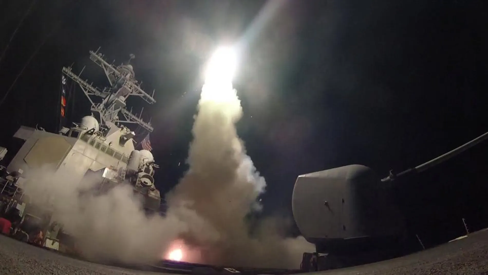 Los buques militares de Estados Unidos bombardean posiciones militares en Siria
