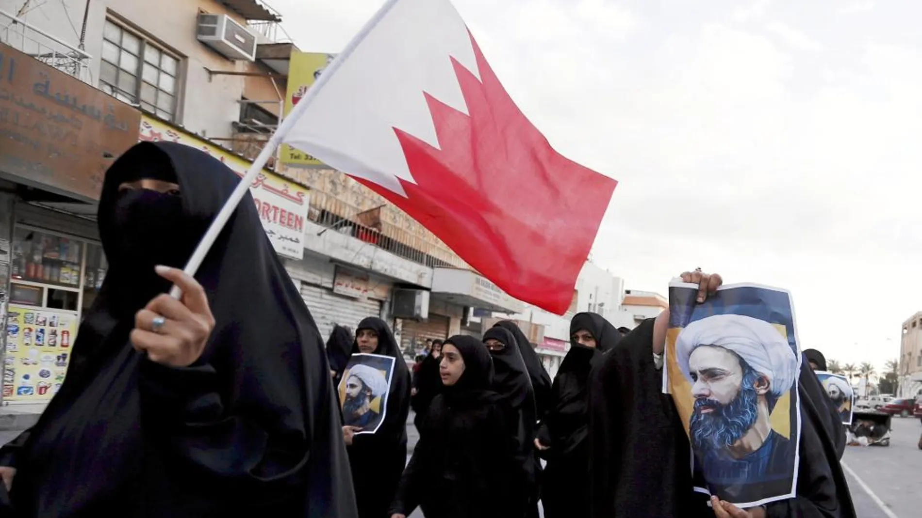 Varias mujeres portan en Bahréin el retrato del clérigo chíí asesinado