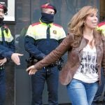 Sánchez-Camacho, en una imagen de archivo, se despide de un mosso d'esquadra a la salida de un acto del PP en Barcelona