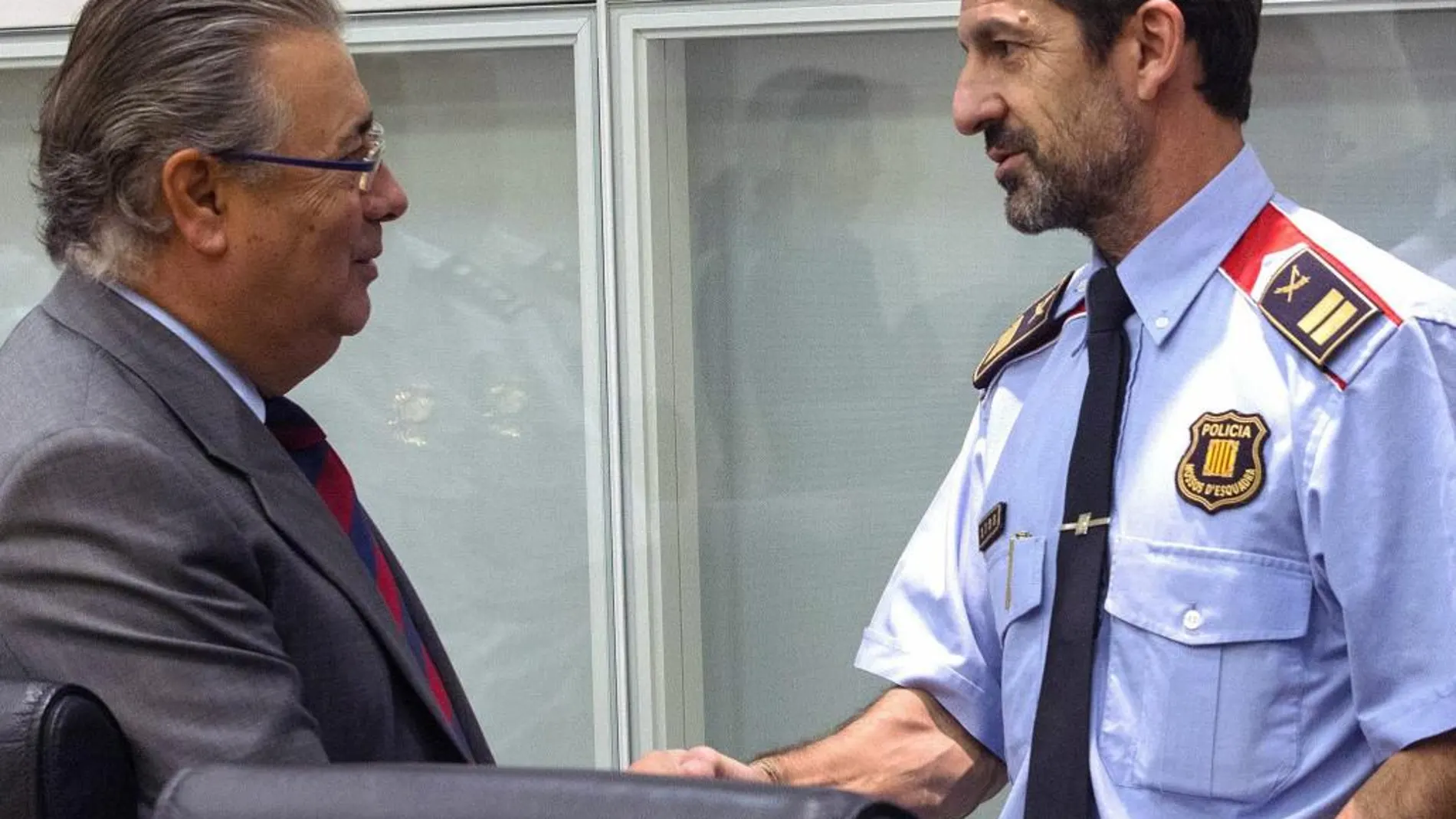 El ministro del Interior saluda a Ferrán López, nuevo mayor de los Mossos. Efe