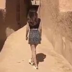 Una joven paseando por las calles de Arabia Saudí en minifalda.