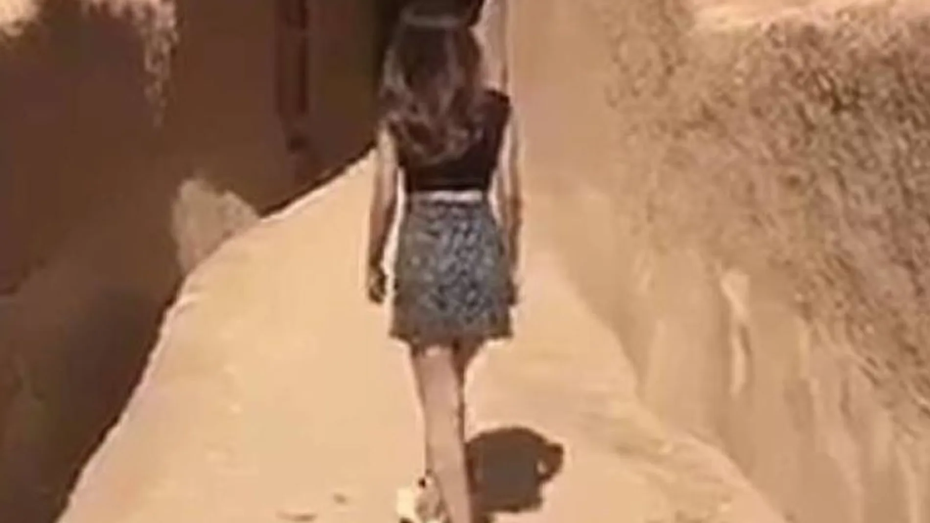 Una joven paseando por las calles de Arabia Saudí en minifalda.