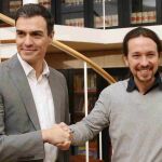 El líder del PSOE, Pedro Sánchez y el secretario general de Podemos, Pablo Iglesias, en la reunión que mantuvieron el pasado mes de febrero.