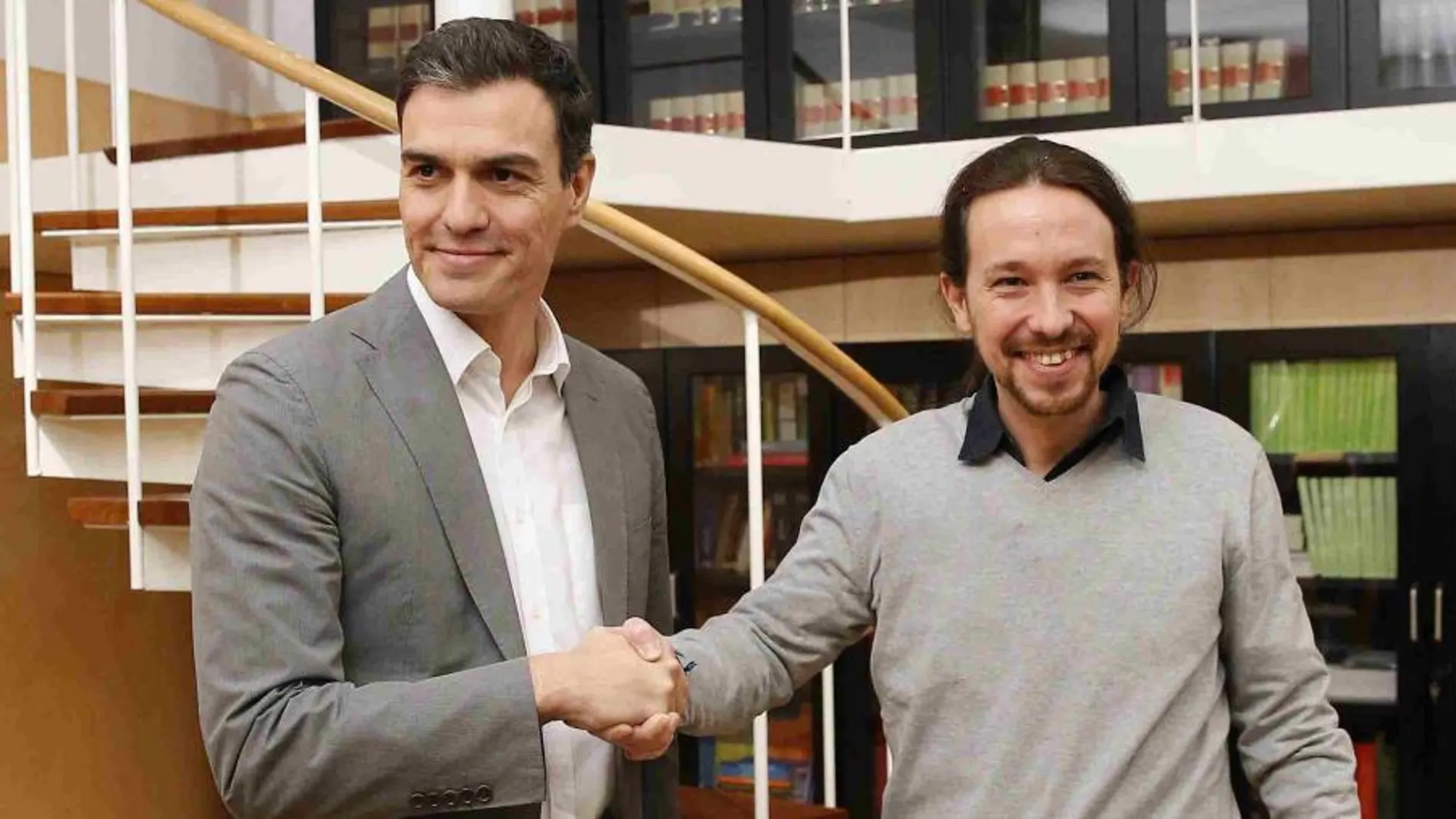 El líder del PSOE, Pedro Sánchez y el secretario general de Podemos, Pablo Iglesias, en la reunión que mantuvieron el pasado mes de febrero.