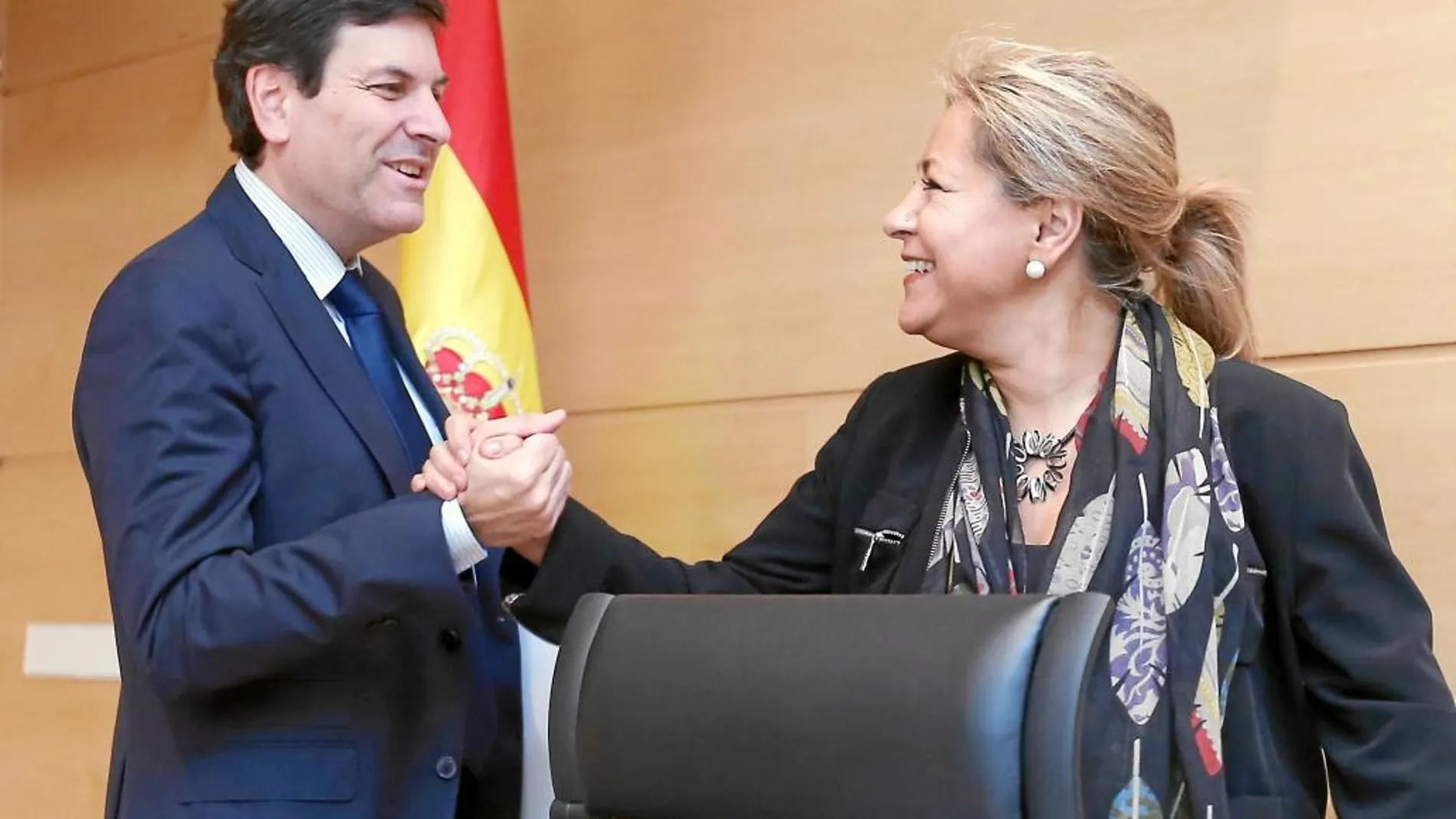 Rosa Valdeón junto al portavoz del Grupo Parlamentario Popular, Carlos Fernández Carriedo