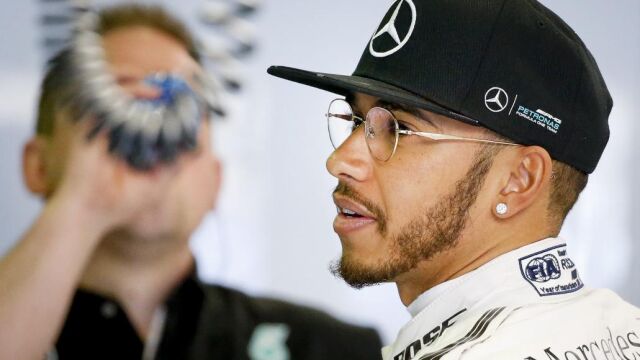 El piloto británico de Fórmula Uno Lewis Hamilton en el garaje de su escudería, Mercedes AMG GP