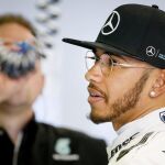 El piloto británico de Fórmula Uno Lewis Hamilton en el garaje de su escudería, Mercedes AMG GP
