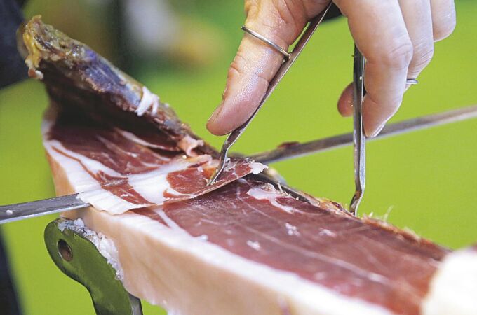 El corte del jamón con cuchillo requiere maestría, porque cada loncha es única y especial