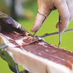 El corte del jamón con cuchillo requiere maestría, porque cada loncha es única y especial
