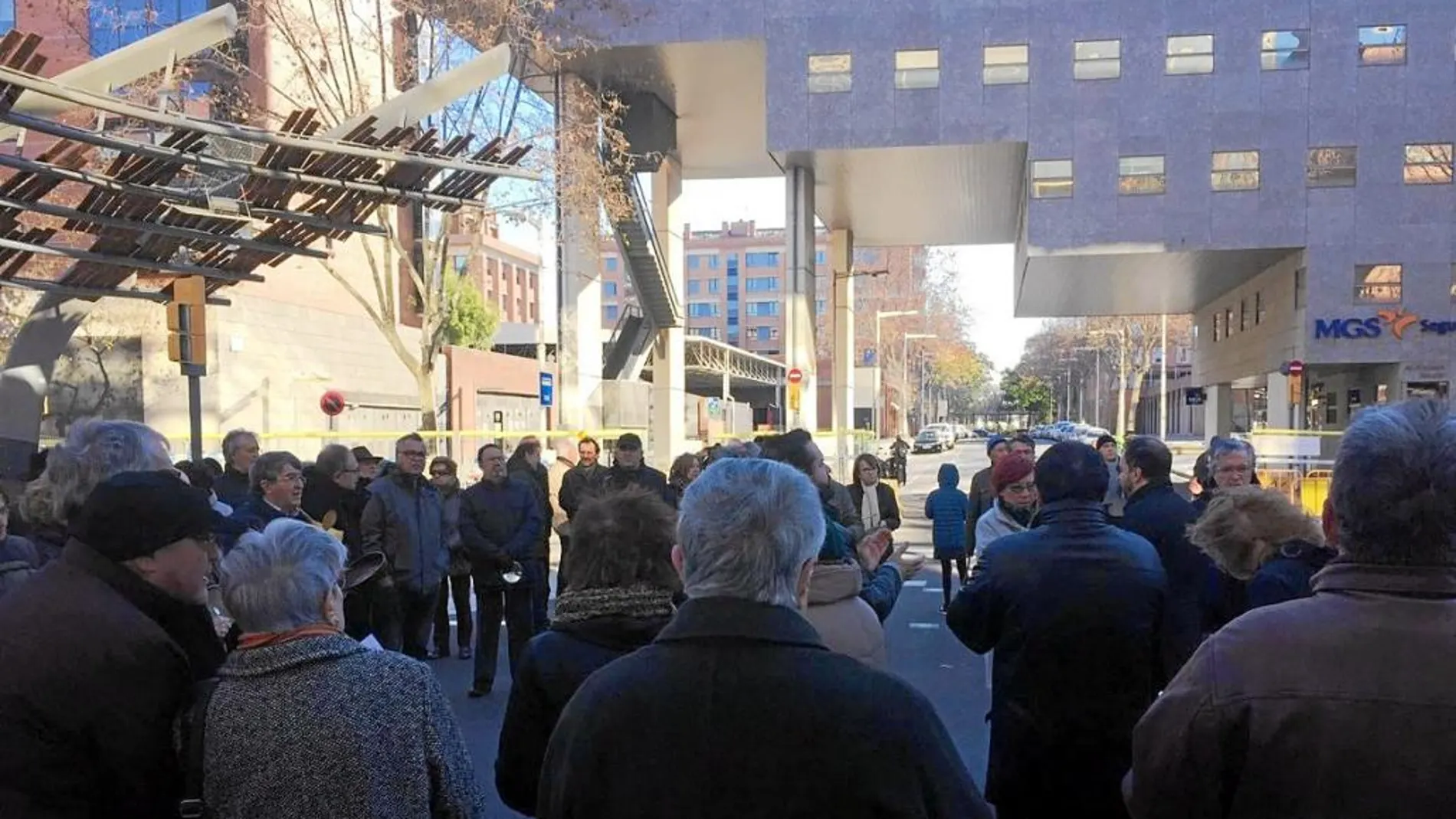 Unos 200 vecinos se concentraron ayer frente al futuro albergue