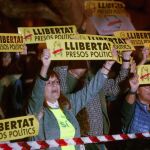 Varias personas protestan durante la concentración convocada por la ANC frente al Parlamento catalán. EFE/Quique García