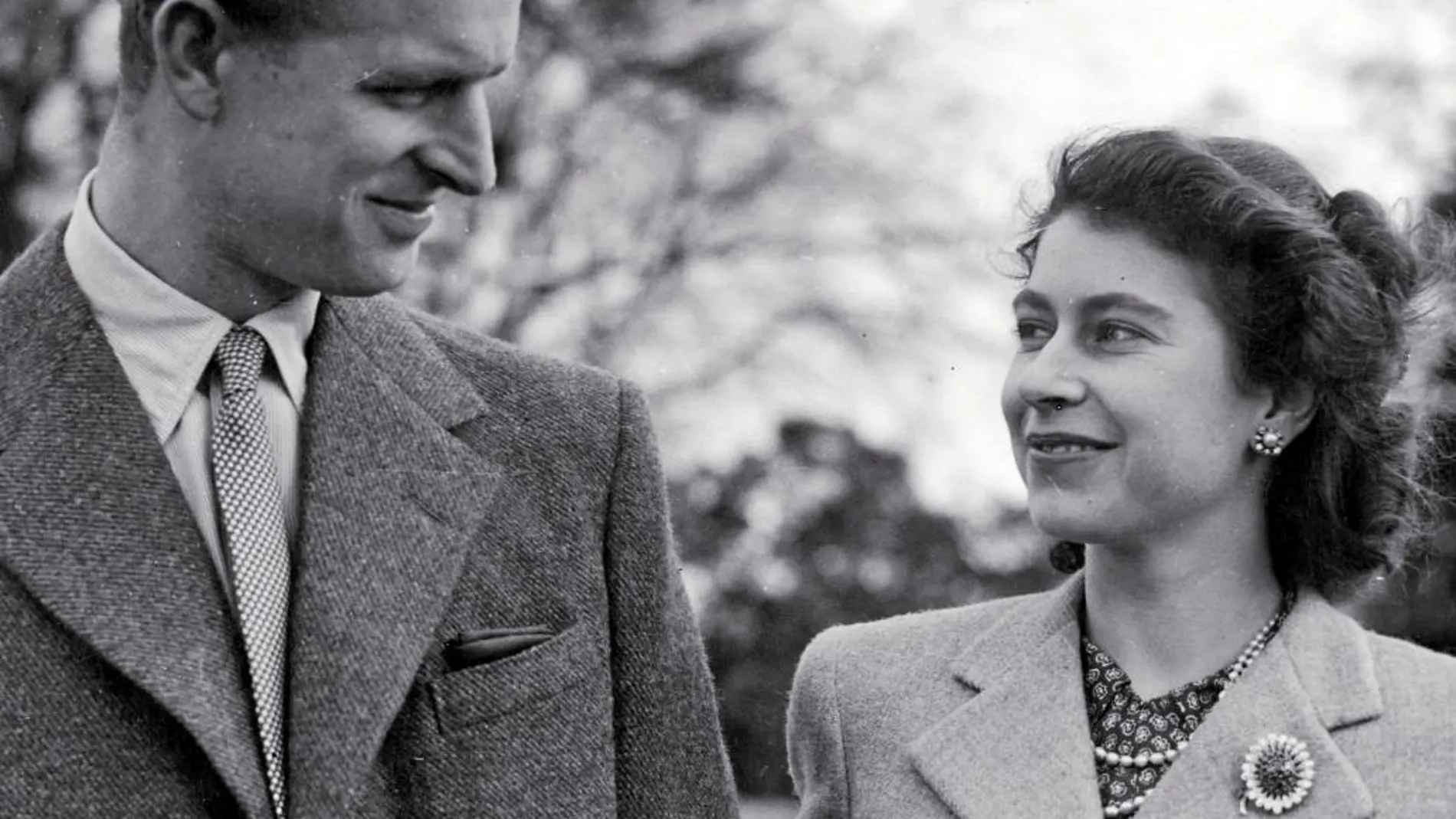 La reina Isabel II de Inglaterra, que cumple 90 años, con su marido