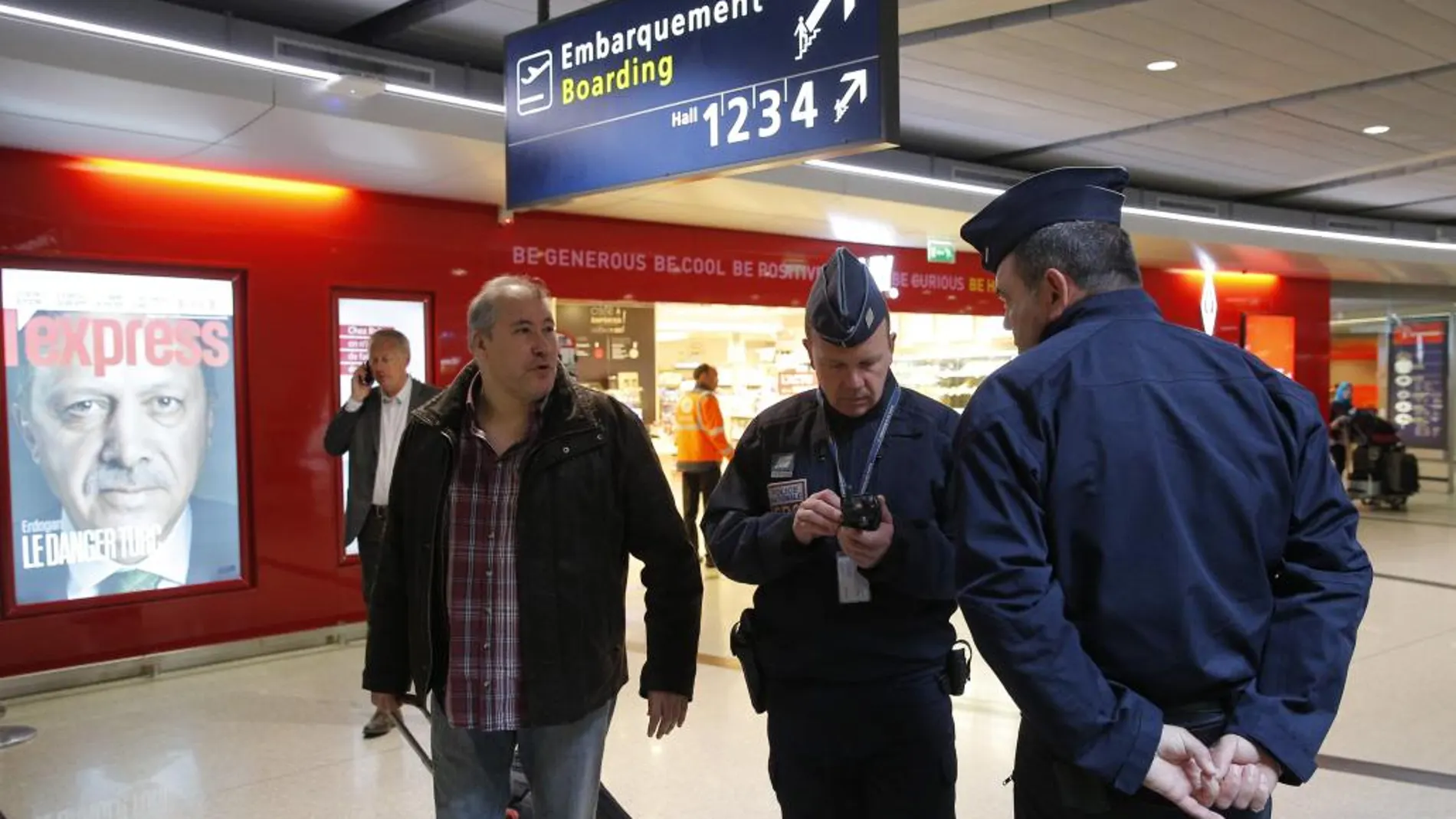 Oficiales de policía en el aeropuerto Charles de Gaulle
