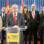 El delegado del Gobierno, Ramiro Ruiz Medrano, junto con los presidentes de las asociaciones de jóvenes empresarios