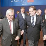 El presidente de la Comisión, Jean-Claude Juncker, y Mariano Rajoy, ayer en la cumbre de Bruselas
