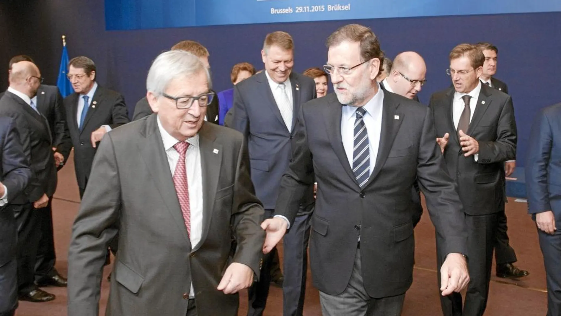 El presidente de la Comisión, Jean-Claude Juncker, y Mariano Rajoy, ayer en la cumbre de Bruselas