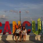 Unos turistas se hacen un selfie en Cancún