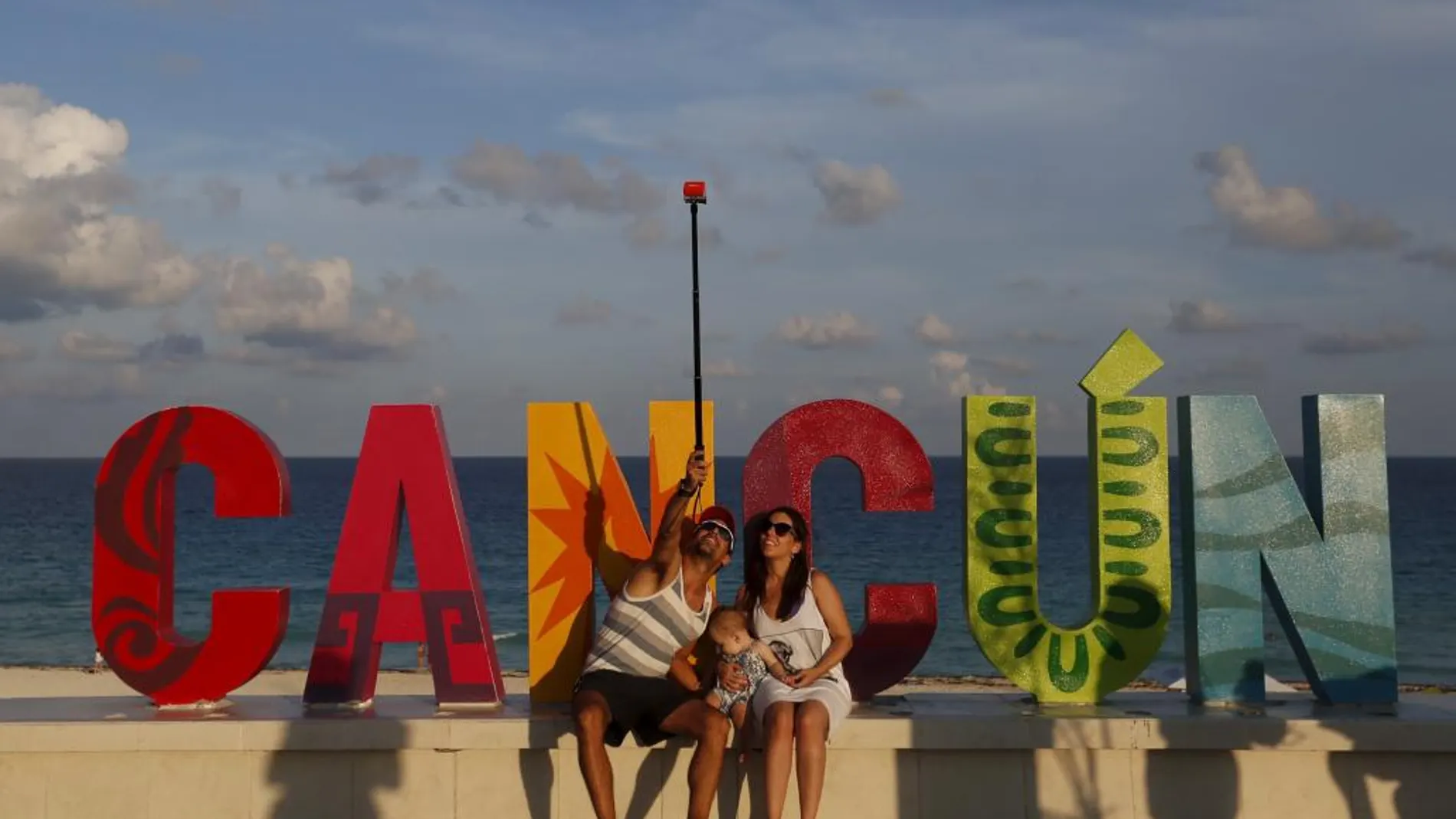 Unos turistas se hacen un selfie en Cancún