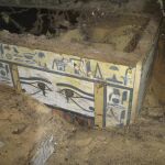 Fotografía facilitada por el Ministerio de Antigüedades de Egipto, de uno de los dos sarcófagos de madera que contenían la momia de Sattjeni, una dama de la nobleza, que ha sido hallado en la necrópolis de Qubbet el-Hawa, en el Valle de los Nobles (Asuán)