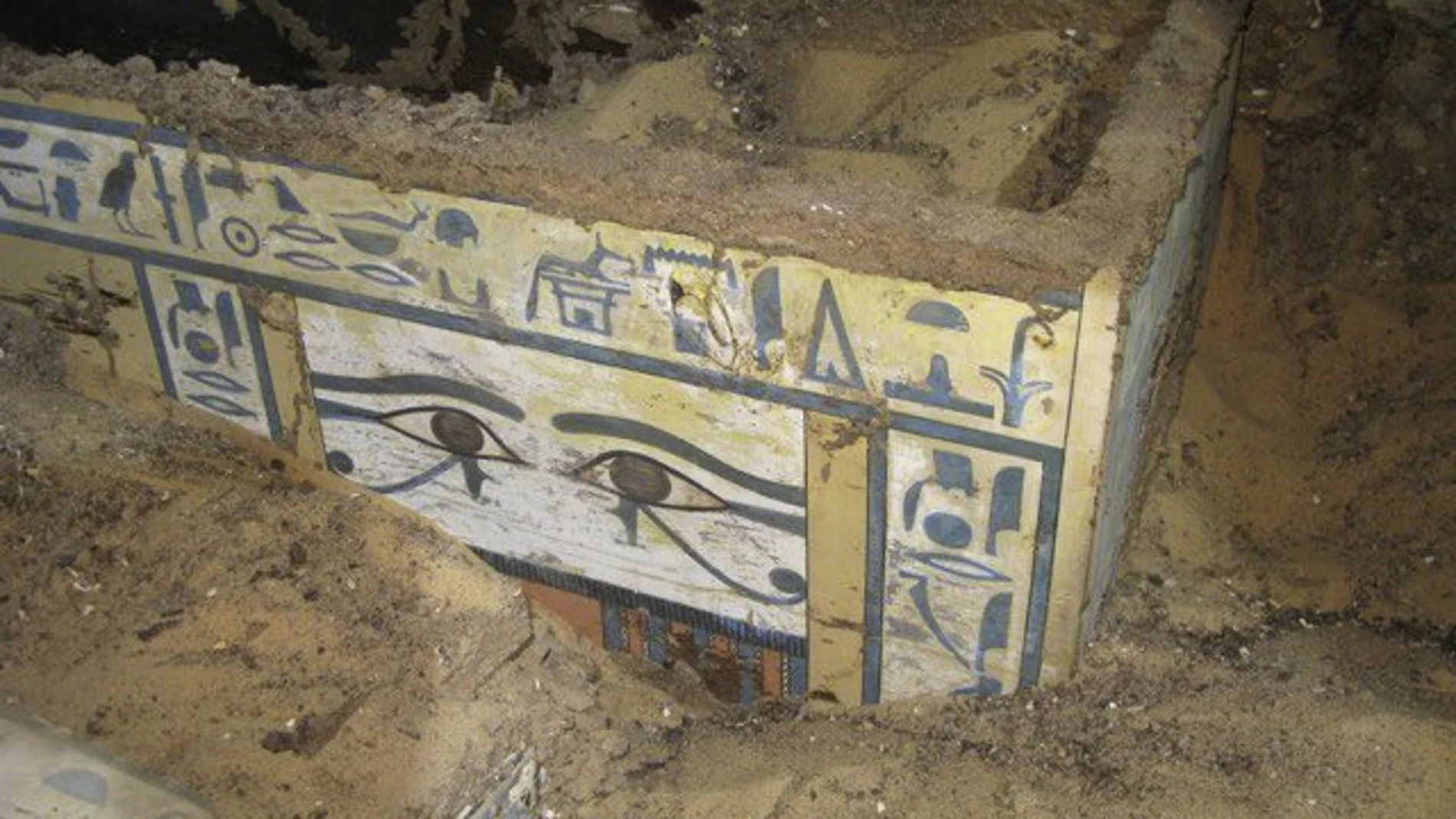 Fotografía facilitada por el Ministerio de Antigüedades de Egipto, de uno de los dos sarcófagos de madera que contenían la momia de Sattjeni, una dama de la nobleza, que ha sido hallado en la necrópolis de Qubbet el-Hawa, en el Valle de los Nobles (Asuán)
