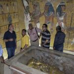 El egiptólogo británico Nicholas Reeves (i) y el ministro egipcio de Antigüedades, Mamduh al Damati (3i), conversan en el lugar de sepultura del rey Tutankamón, en Luxor, Egipto.