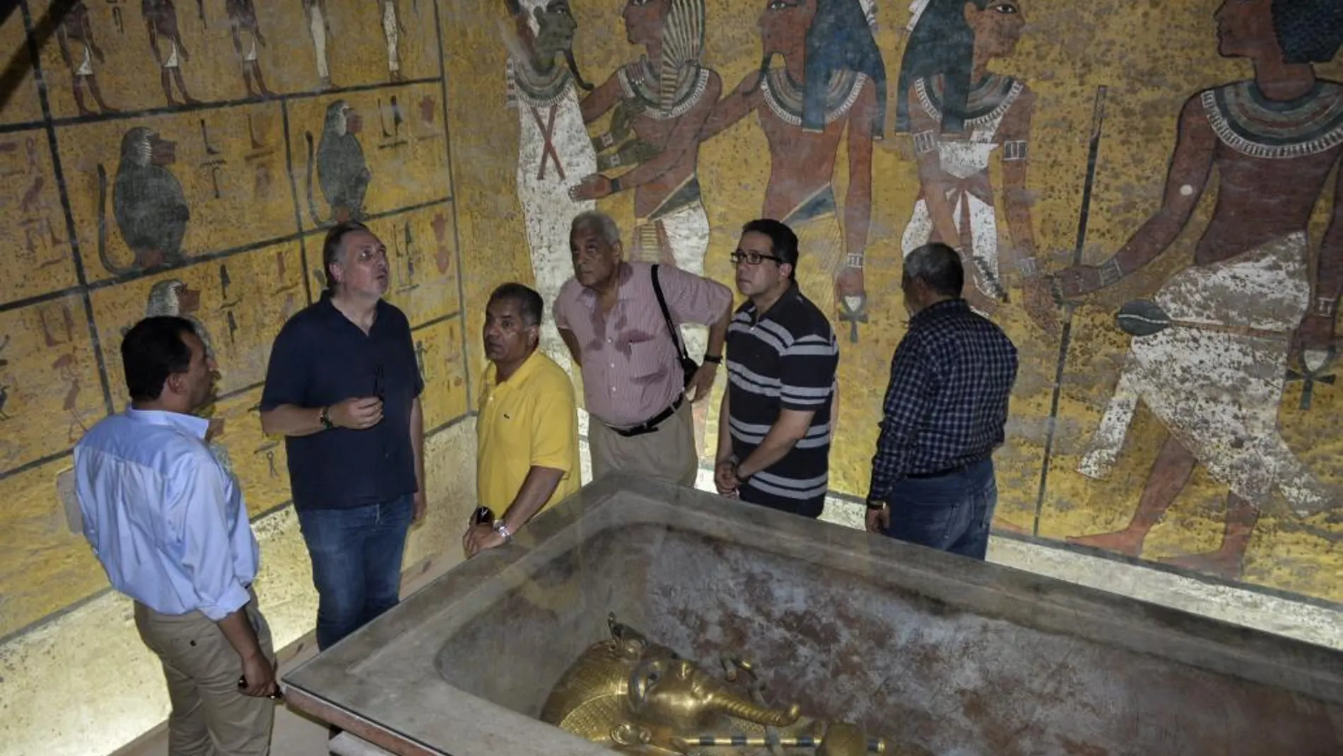 El egiptólogo británico Nicholas Reeves (i) y el ministro egipcio de Antigüedades, Mamduh al Damati (3i), conversan en el lugar de sepultura del rey Tutankamón, en Luxor, Egipto.