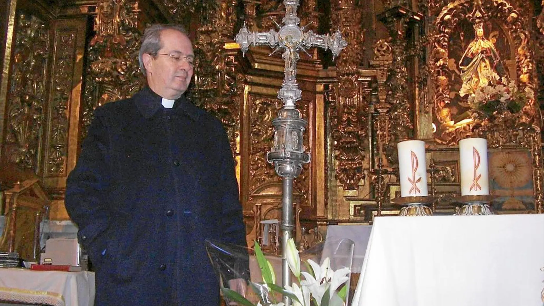El sacerdote José Jaime Aránega Gómez observa junto al altar de la iglesia la obra de plata encontrada, del siglo XVII, que ahora pretende restaurar gracias a la colaboración ciudadana