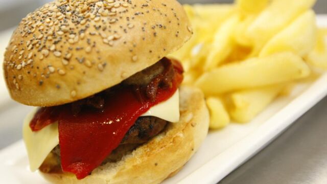 Hamburguesas enriquecidas con calcio que ayudan a mejorar la salud