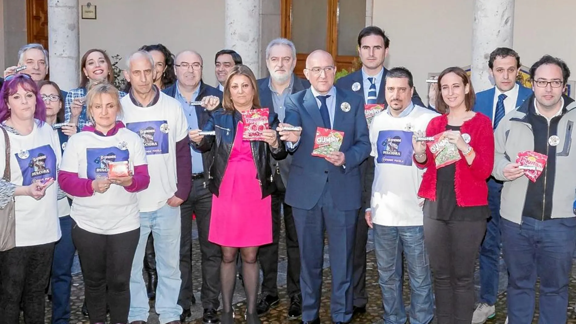 El presidente Jesús Julio Carnero y los portavoces de los grupos junto a trabajadores de estas empresas