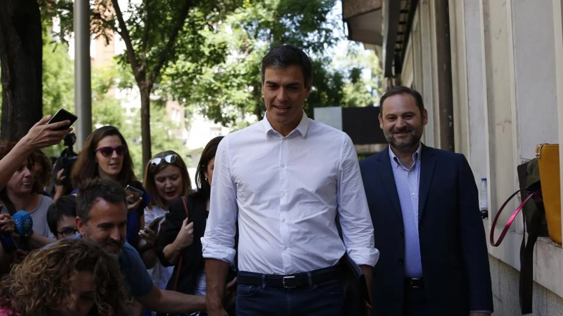 Pedro Sánchez llega a la sede del PSOE para ocupar su despacho como secretario general del PSOE, junto al recién nombrado portavoz de los socialistas en el Congreso, José Luis Ábalos