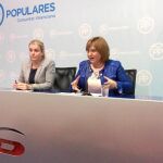 La coordinadora general del PPCV, Eva Ortiz, junto a la secretaria general del PPCV, Isabel Bonig