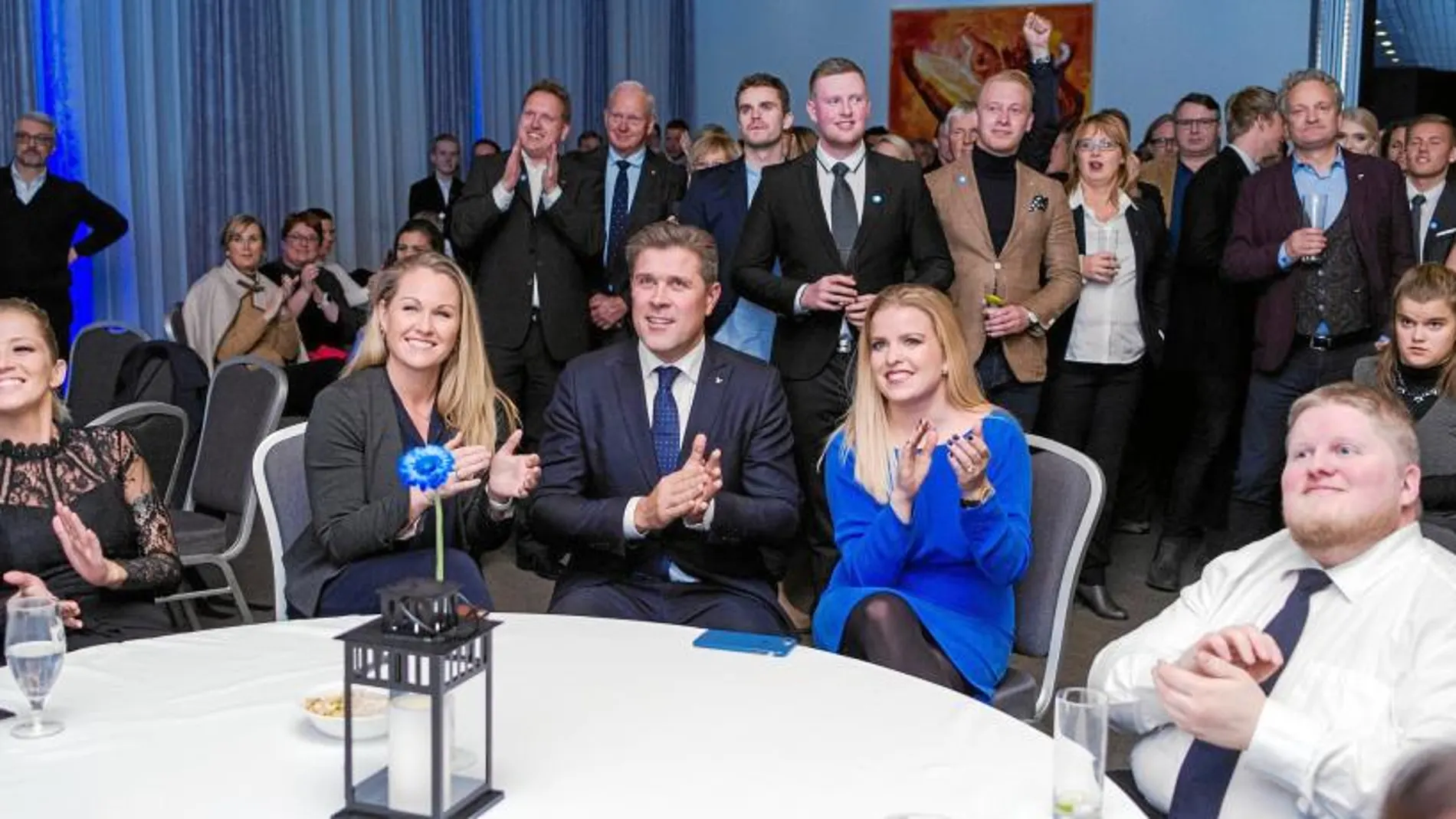 El primer ministro islandés, Bjarni Benediktsson, celebra con sus compañeros de partido las victoria conservadora en las elecciones del sábado