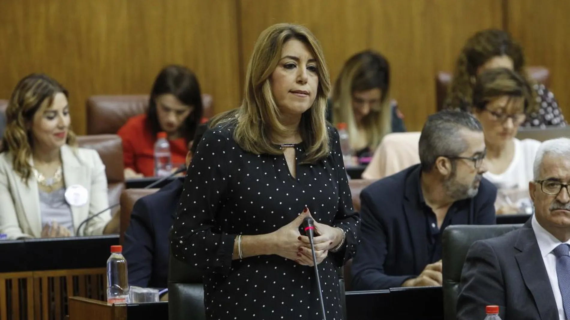 La presidenta de la Junta, Susana Díaz, ayer en el pleno del Parlamento