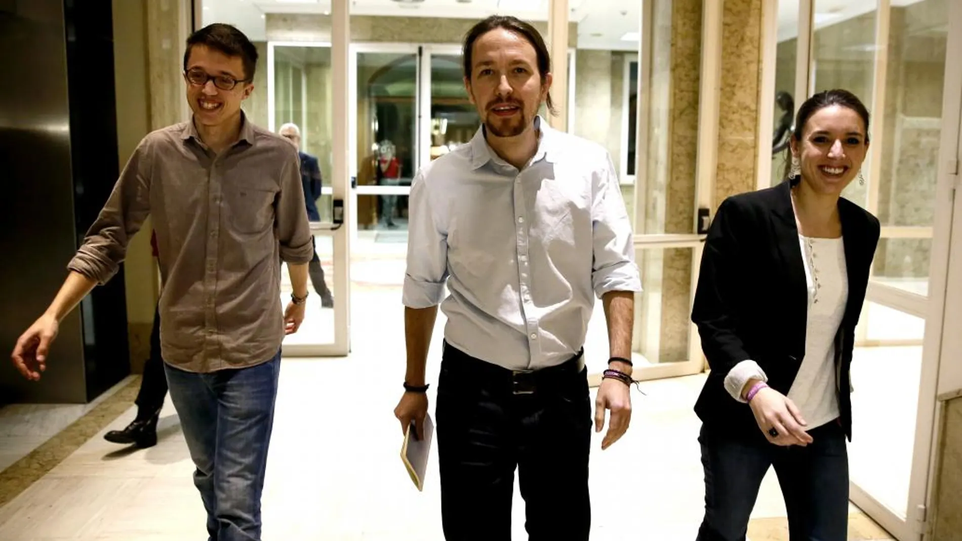 El líder de Podemos, Pablo Iglesias (c) junto al portavoz en el Congreso, Iñigo Errejón y la diputada Irene Montero.