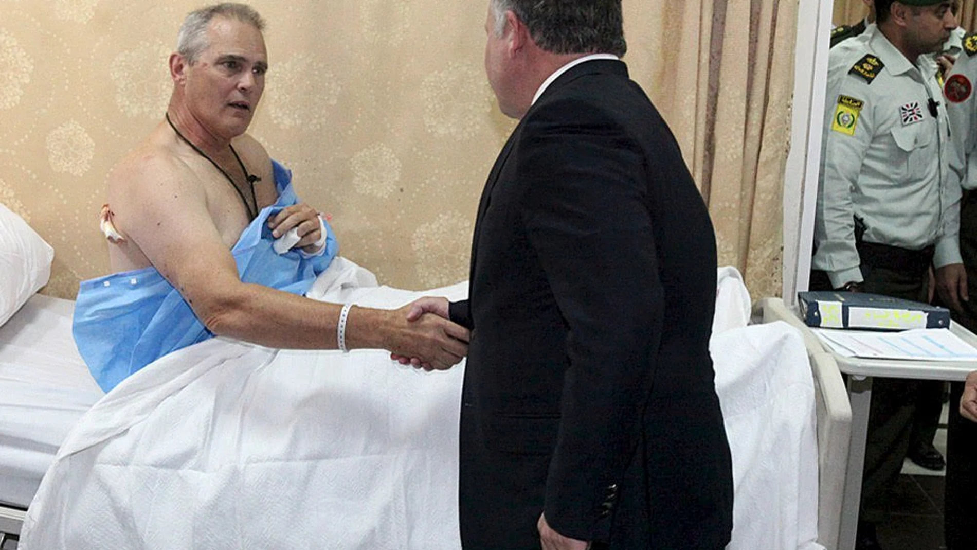 El rey Abdullah de Jordania, visita en el hospital a los heridos en el ataque