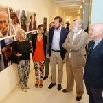 El alcalde de Valladolid, Óscar Puente, junto a los autores de la exposición, el fotógrafo Eduardo Aznar «Okaimal» y el investigador Esteban Manrique; así como la directora del espacio expositivo, Inés Rodríguez; y la responsable de colecciones de Fundación Telefónica, Laura Fernández