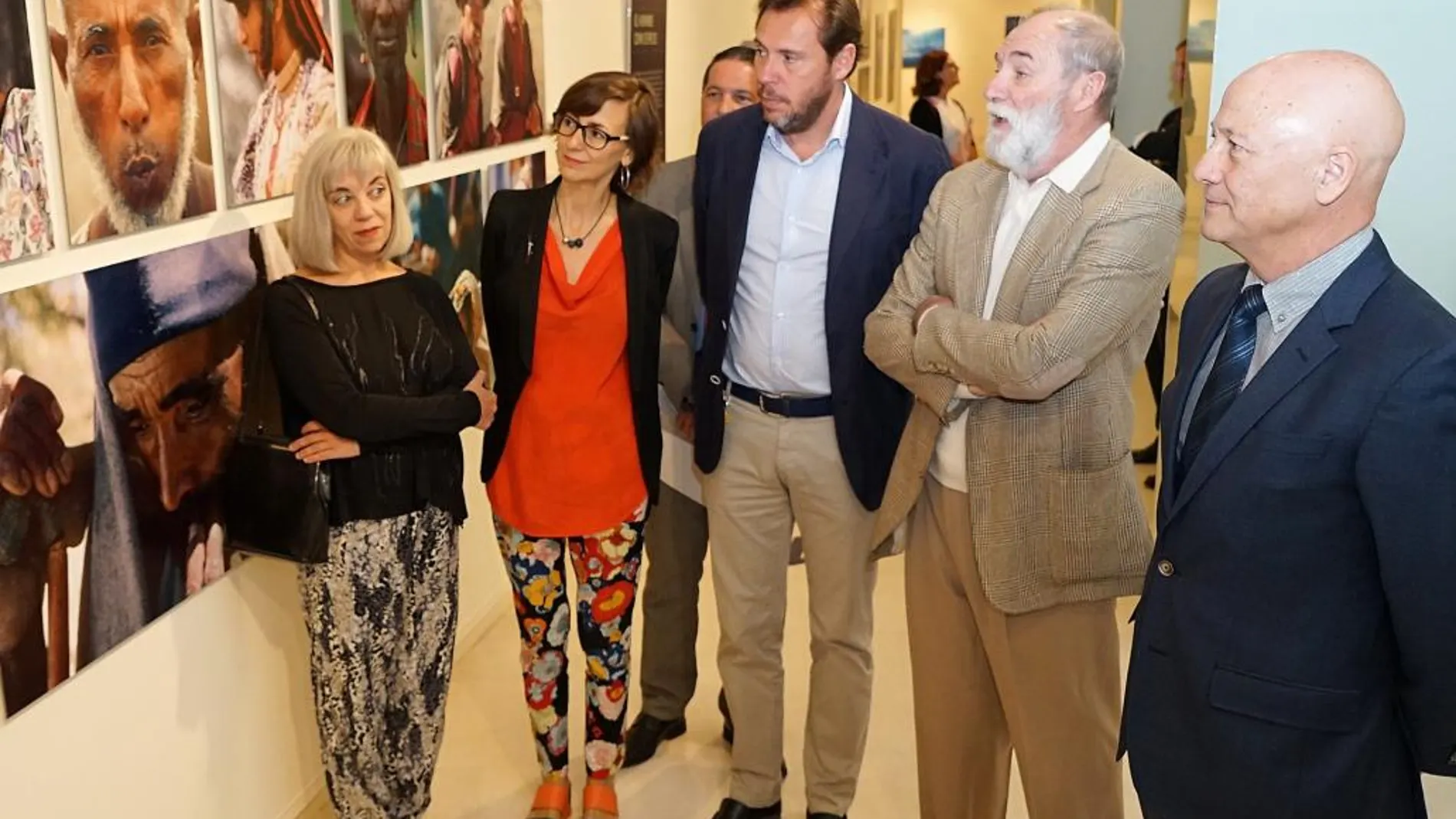 El alcalde de Valladolid, Óscar Puente, junto a los autores de la exposición, el fotógrafo Eduardo Aznar «Okaimal» y el investigador Esteban Manrique; así como la directora del espacio expositivo, Inés Rodríguez; y la responsable de colecciones de Fundación Telefónica, Laura Fernández