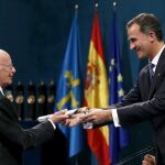 El Rey Felipe VI entrega al filósofo Emilio Lledó el Premio Princesa de Asturias de Comunicación y Humanidades 2015